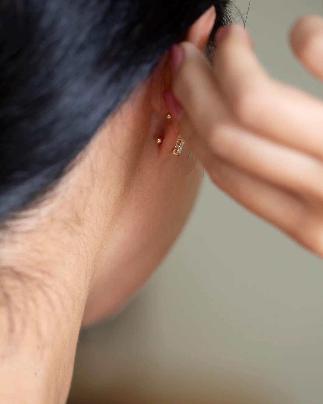 Diamond screw back earrings - Image 4