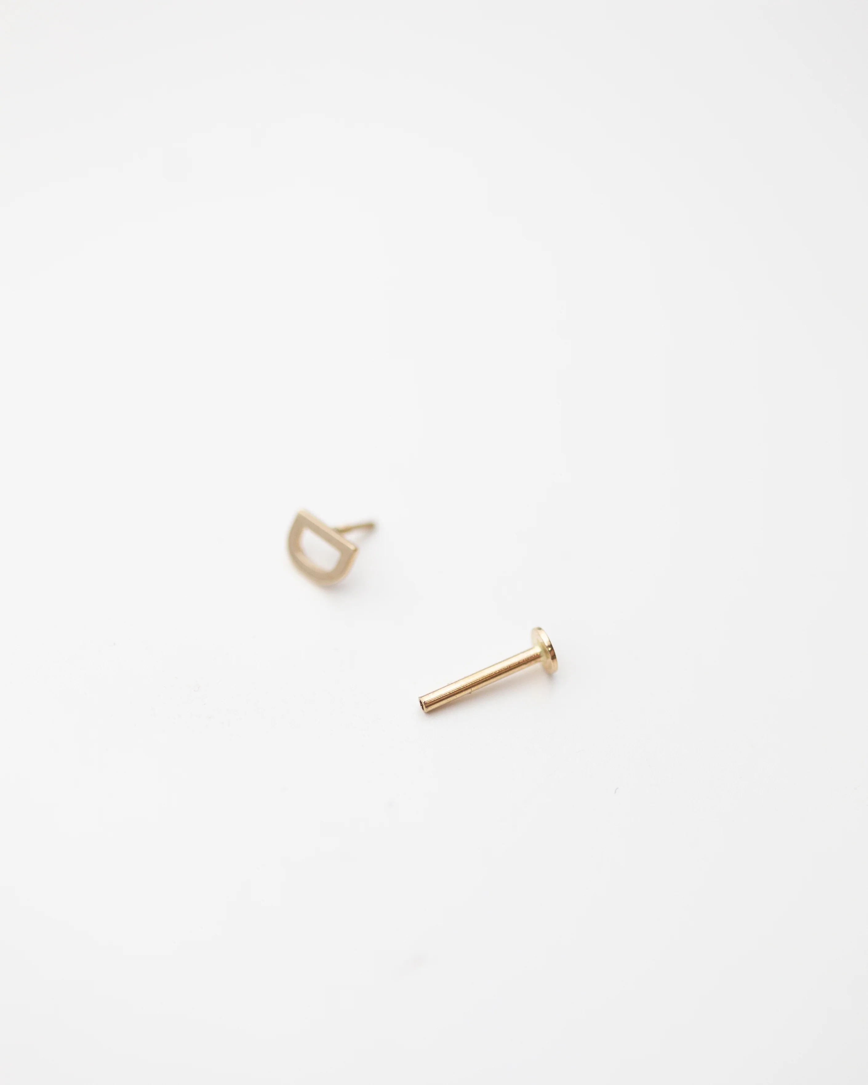 Letter stud earring with flat back - Image 2