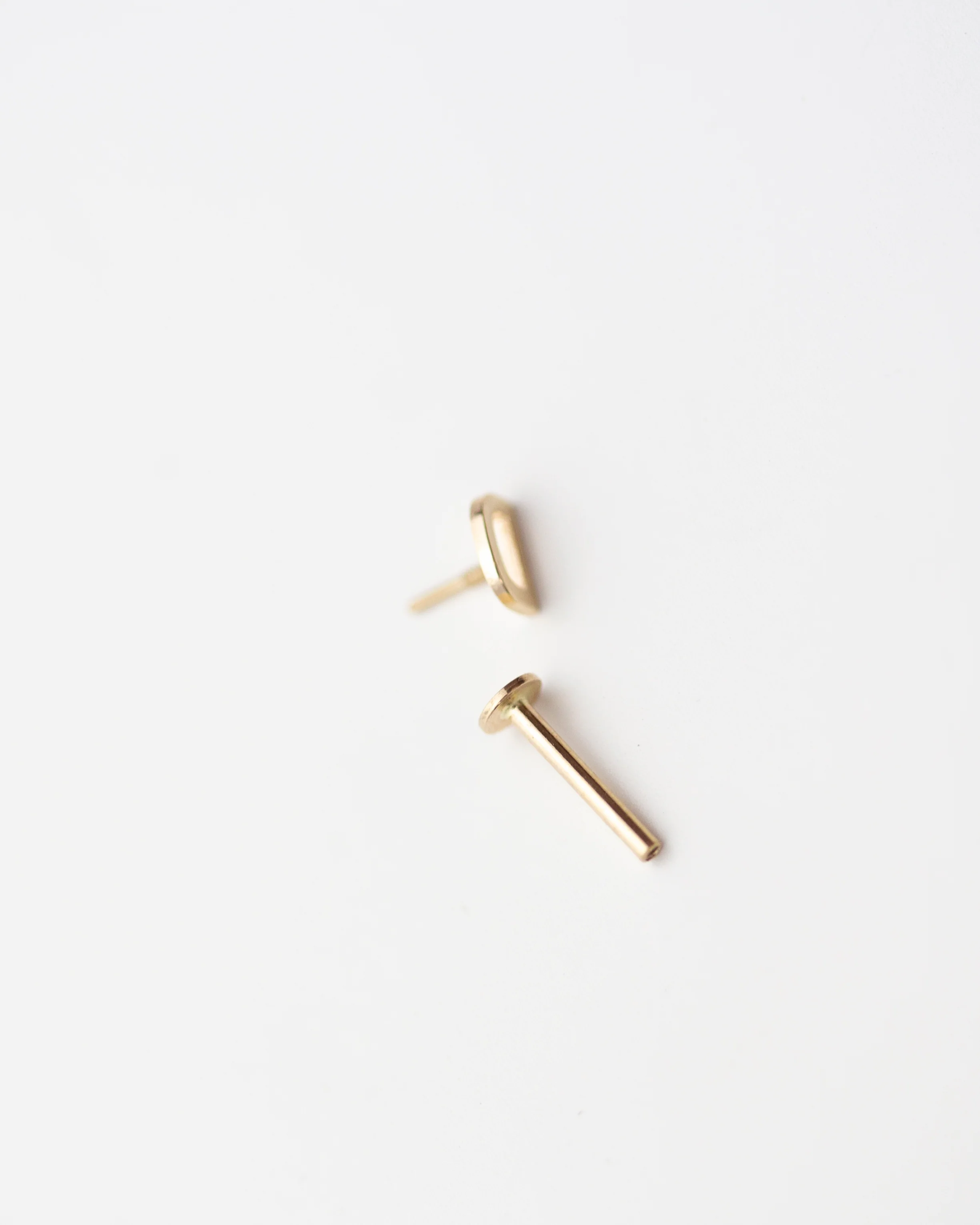 Letter stud earring with flat back - Image 4